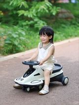 Детская машинка-каталка 2-6-8 лет, большая сидушка, антиопрокидывающаяся, с горкой, музыкой и подсветкой