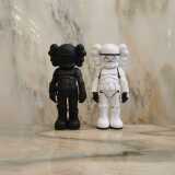 Кукла MAND KAWS White Soldier имеет полную четыре цвета, готовые дизайнерские куклы, украшения для кукол, популярные.