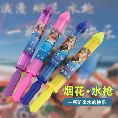 Douyin тот же фейерверк водяной пистолет пара фотографирует под уличным фонарем